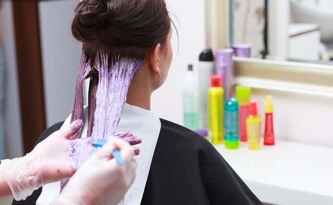 Mewarnai Rambut Harus Basah atau Kering? Ini Fakta dan Tipsnya