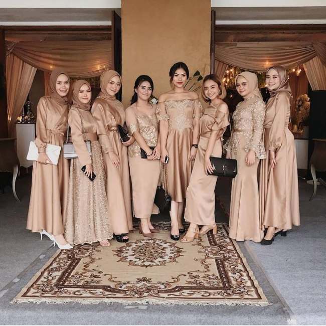 13 Model Gaun Bridesmaid Hijab dan Non Hijab Batik, Satin, dll