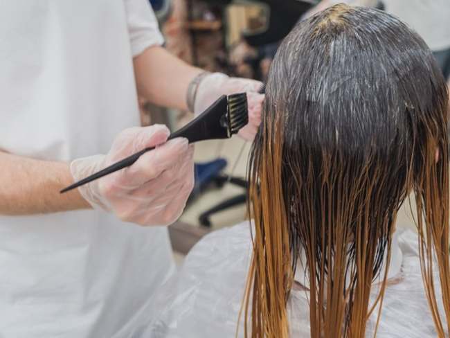 Apakah Mewarnai Rambut Harus Basah atau Kering?