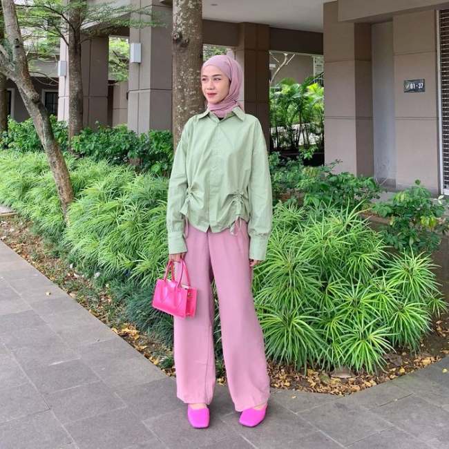 Atasan Sage Aksen Kerut Samping dan Oufit Pink