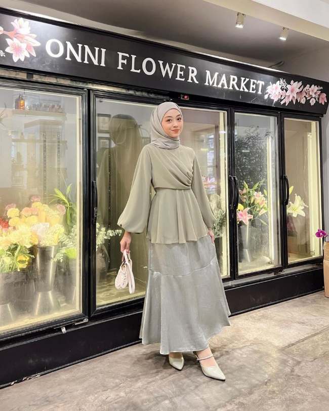 Atasan Sage dengan Rok A-line Abu-abu