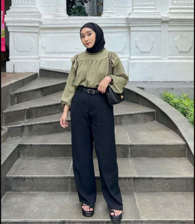 Blouse Sage dan Celana Hitam