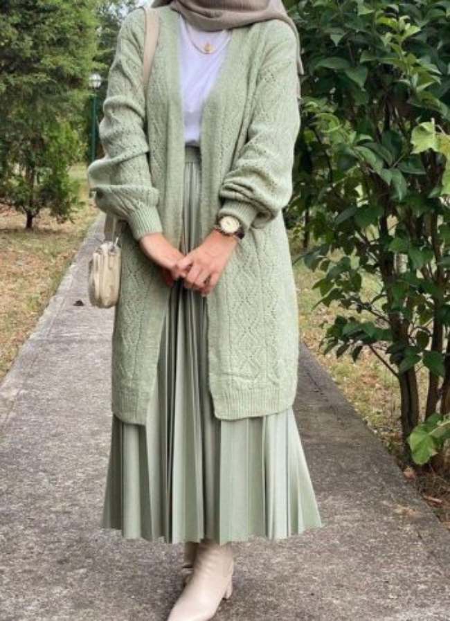 Cardigan Sage dengan Rok Plisket