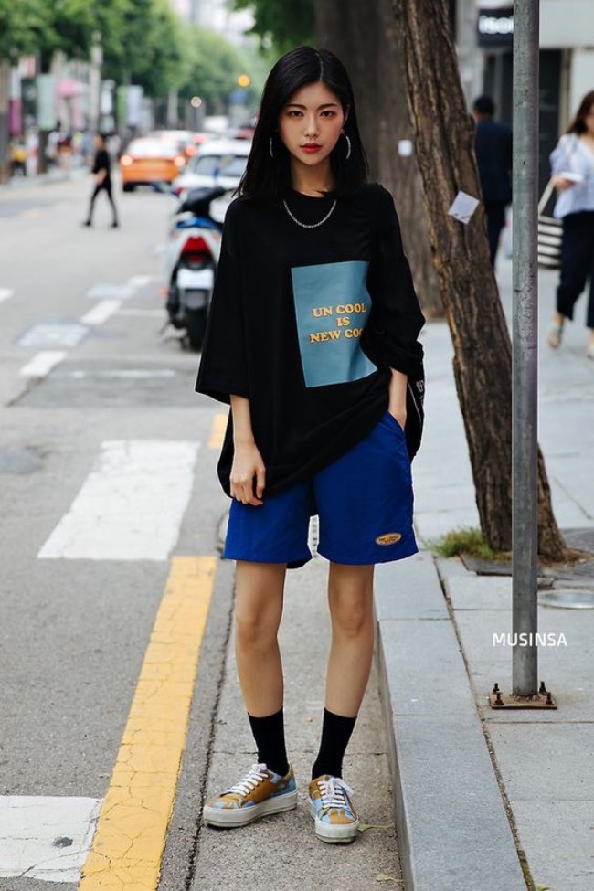 Kaos Oversize dengan Celana Pendek