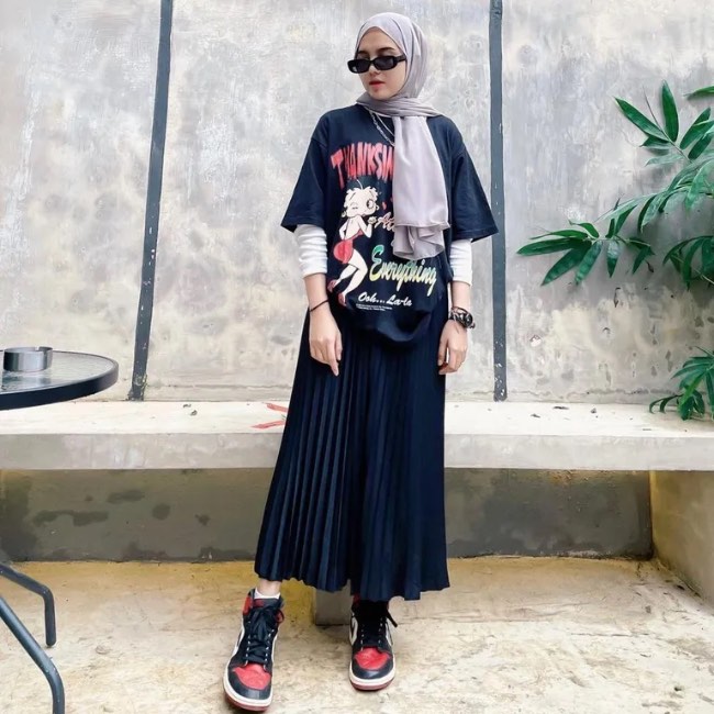 Kaos Oversize dengan Rok Plisket