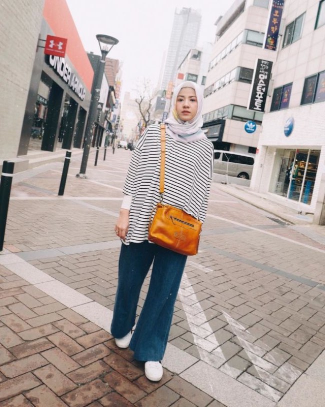 Kaos Oversize dengan Straight Pants