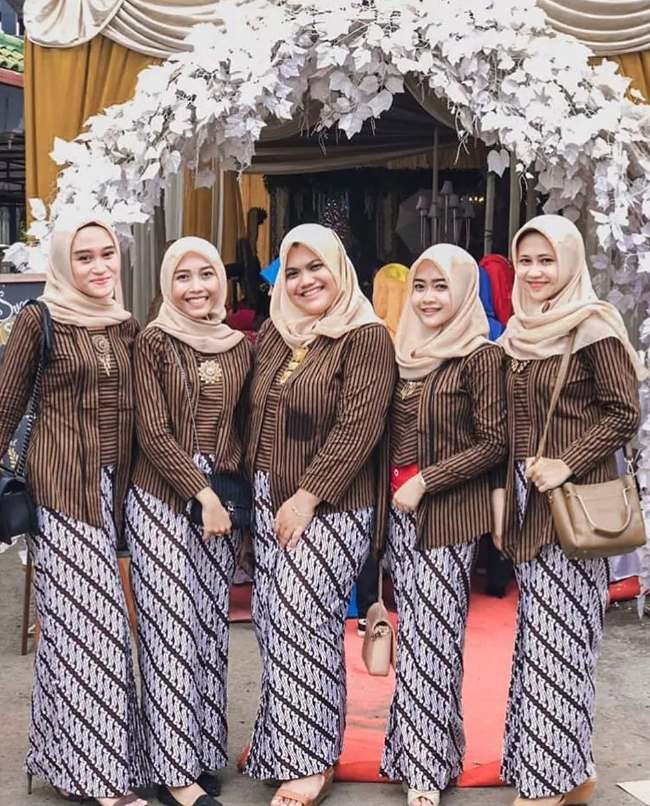 Kebaya Tutu Lurik Modern
