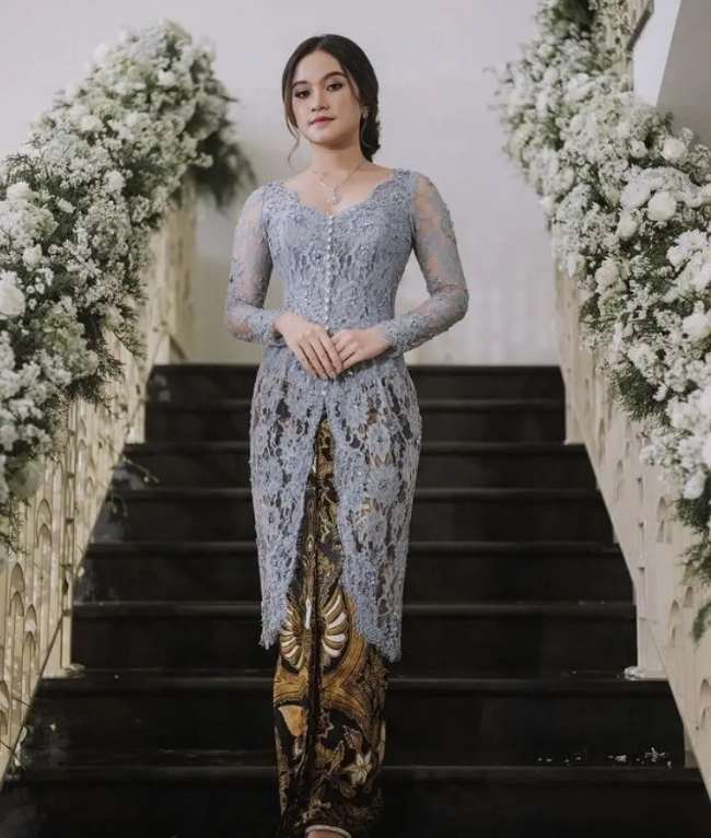 Kebaya dengan Potongan Slim Fit