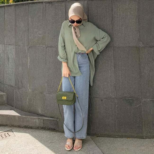 Kemeja Sage dengan Celana Jeans