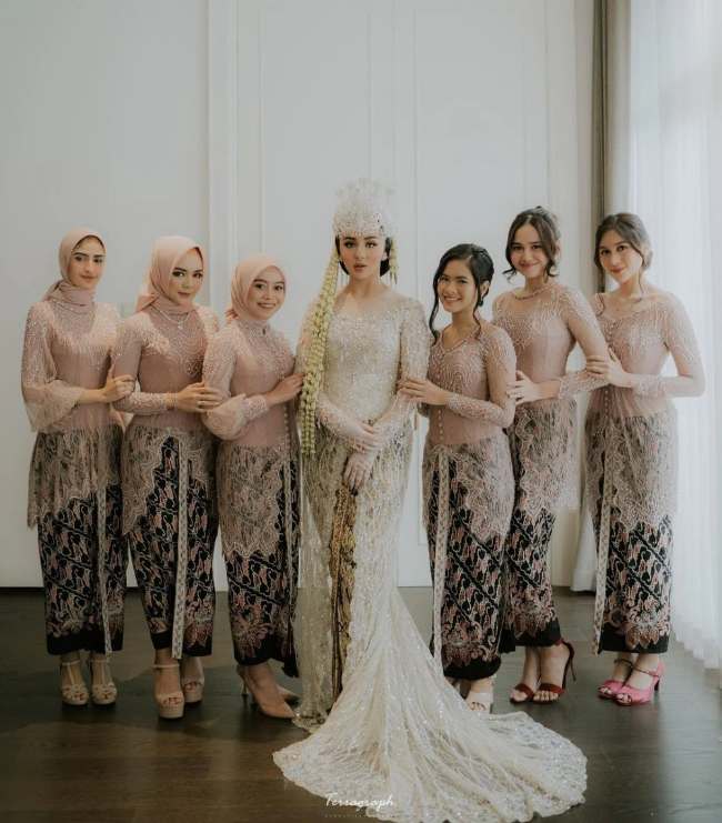 Perpaduan Kebaya Modern dan Batik Gelap