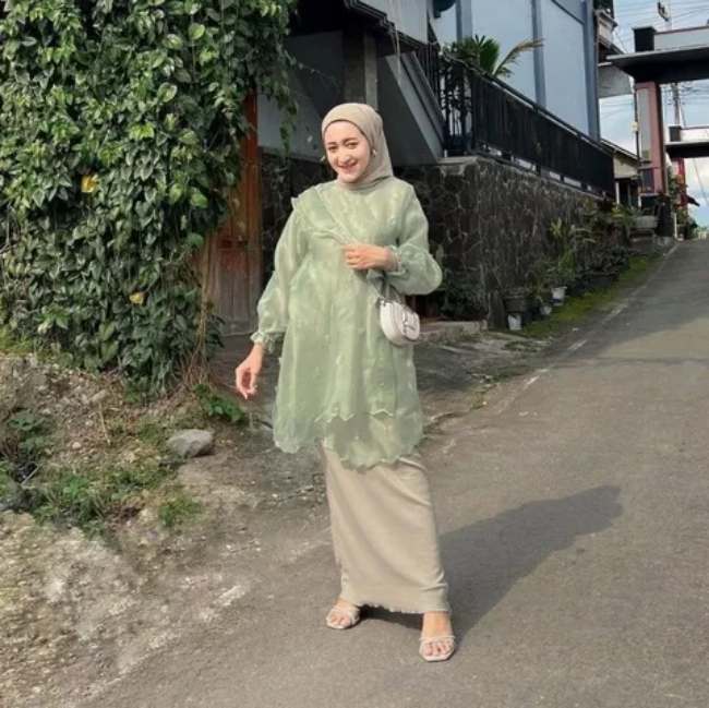 Tunik Sage dengan Rok Span Krem